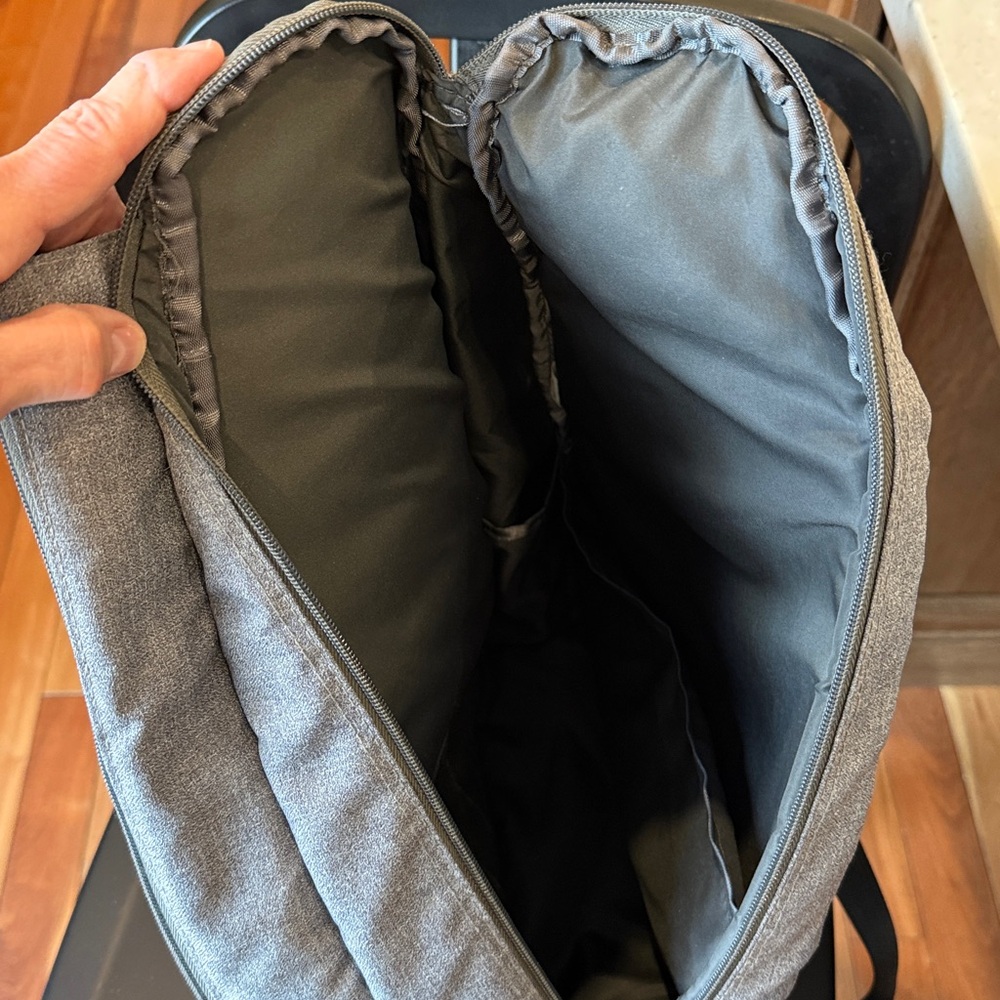 Tennis bag, backpack style.  Glove It brand. - Picture 4 of 4